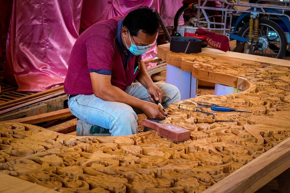 Proses membatik di atas kayu